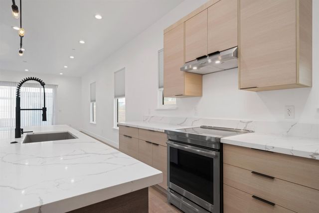 1429 W St, Sacramento, CA 95818