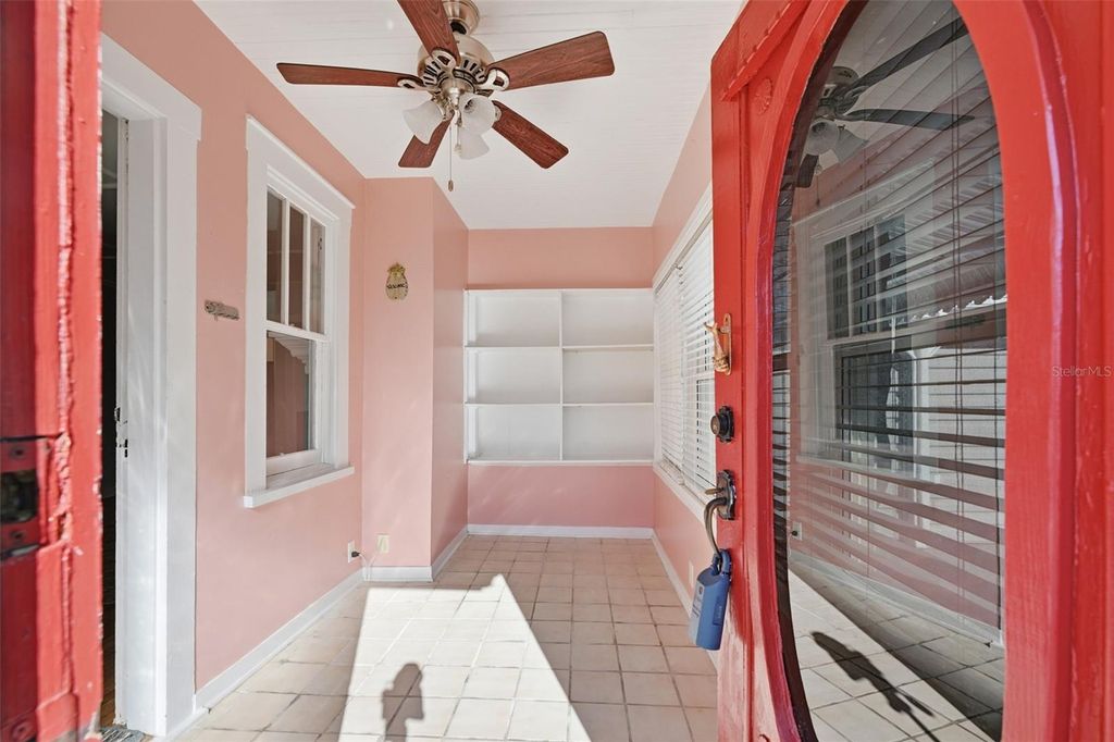 Image 11 of property listing at 10 PLAZA STREET E, Bradenton, FL 34208