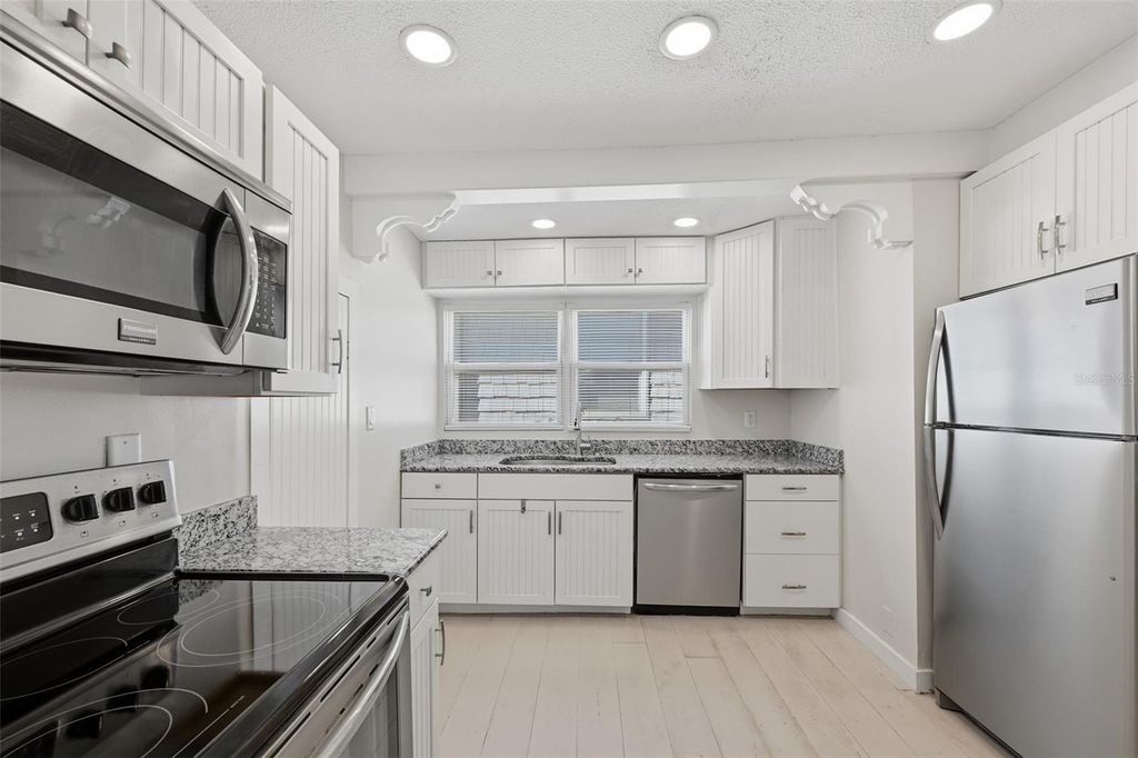 Image 12 of property listing at 10 PLAZA STREET E, Bradenton, FL 34208