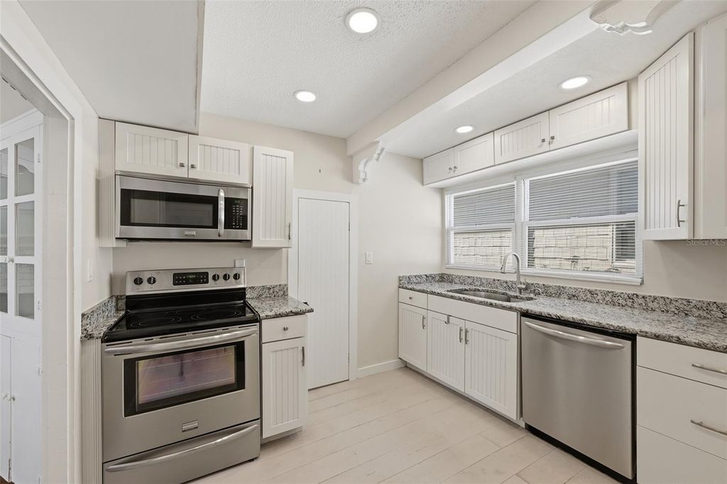 Image 13 of property listing at 10 PLAZA STREET E, Bradenton, FL 34208
