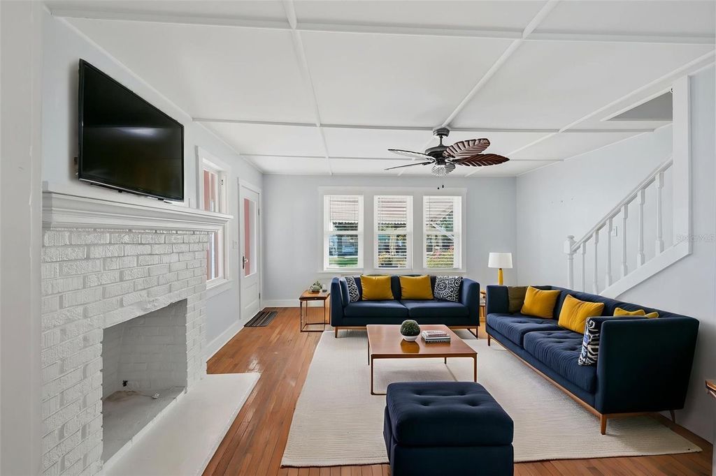 Image 3 of property listing at 10 PLAZA STREET E, Bradenton, FL 34208