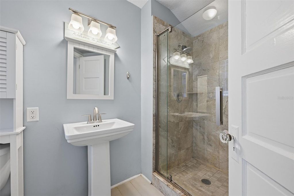 Image 26 of property listing at 10 PLAZA STREET E, Bradenton, FL 34208