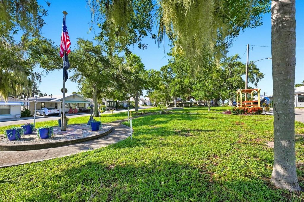 Image 34 of property listing at 10 PLAZA STREET E, Bradenton, FL 34208
