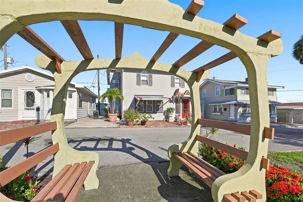 Image 35 of property listing at 10 PLAZA STREET E, Bradenton, FL 34208