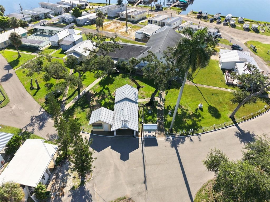 Image 40 of property listing at 10 PLAZA STREET E, Bradenton, FL 34208