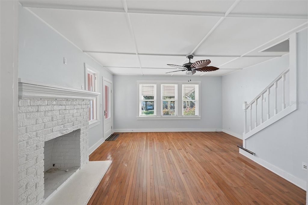 Image 5 of property listing at 10 PLAZA STREET E, Bradenton, FL 34208