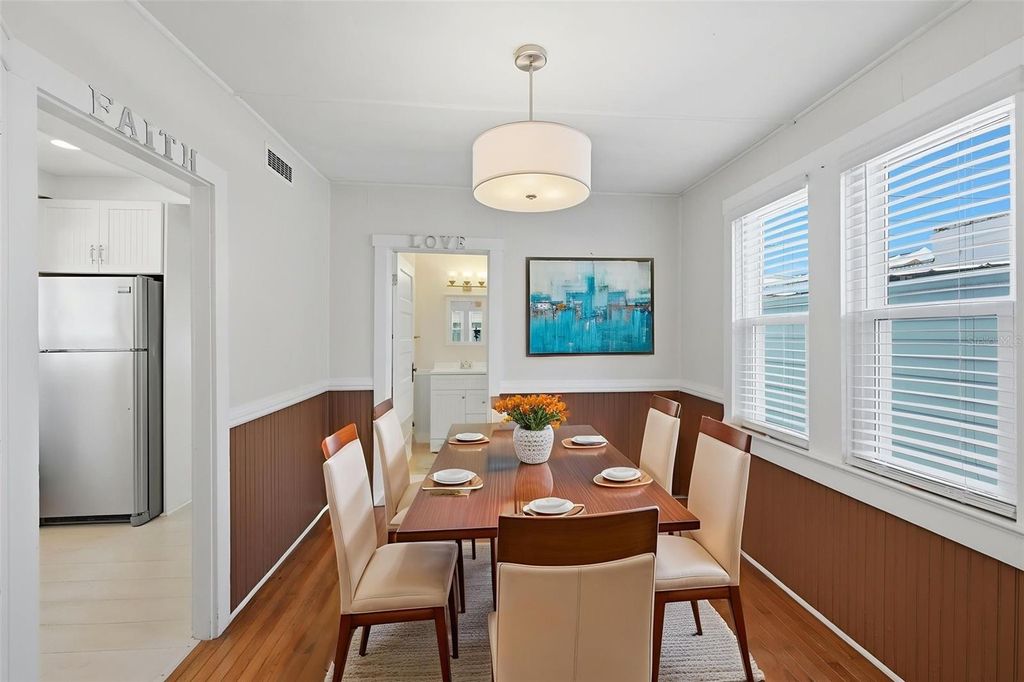 Image 7 of property listing at 10 PLAZA STREET E, Bradenton, FL 34208