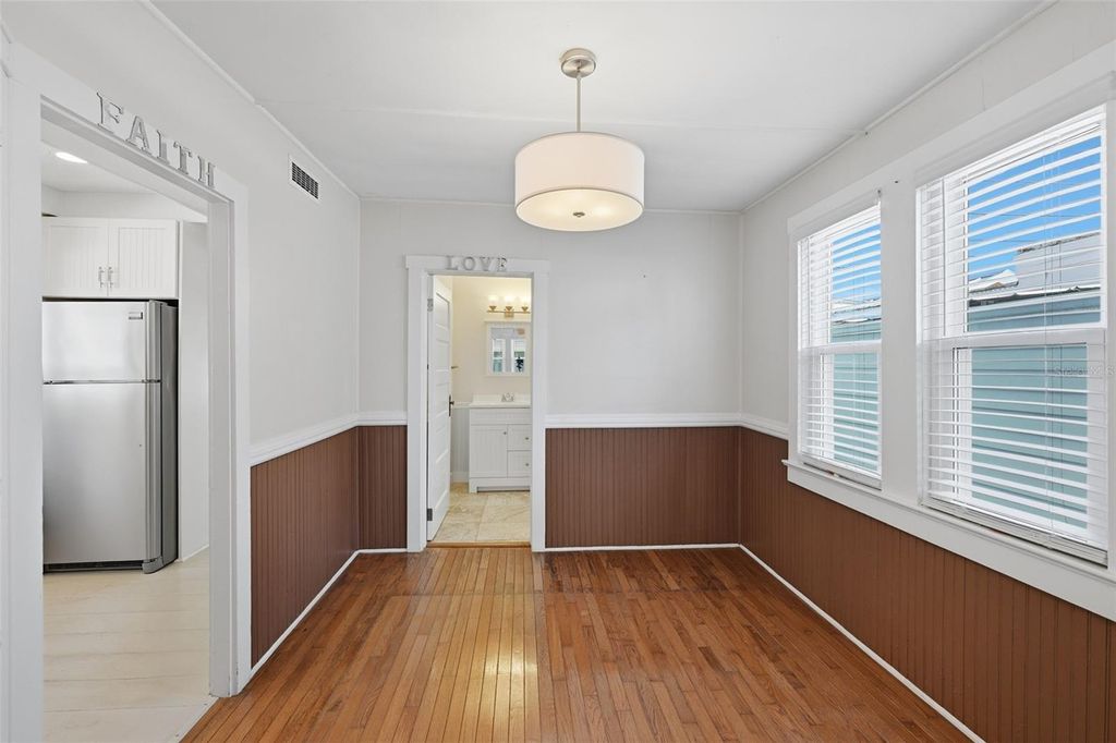 Image 8 of property listing at 10 PLAZA STREET E, Bradenton, FL 34208