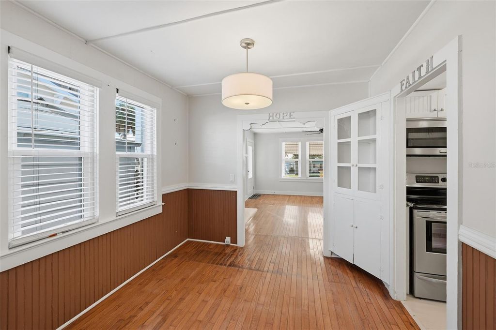 Image 9 of property listing at 10 PLAZA STREET E, Bradenton, FL 34208