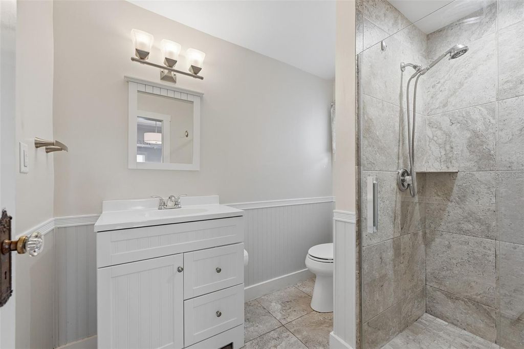 Image 10 of property listing at 10 PLAZA STREET E, Bradenton, FL 34208