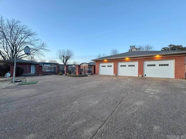 211 Service St, Mountain View, AR 72560