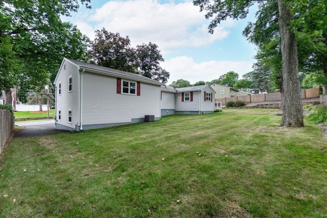 7 Stoney Brook Ln, Milford, MA 01757