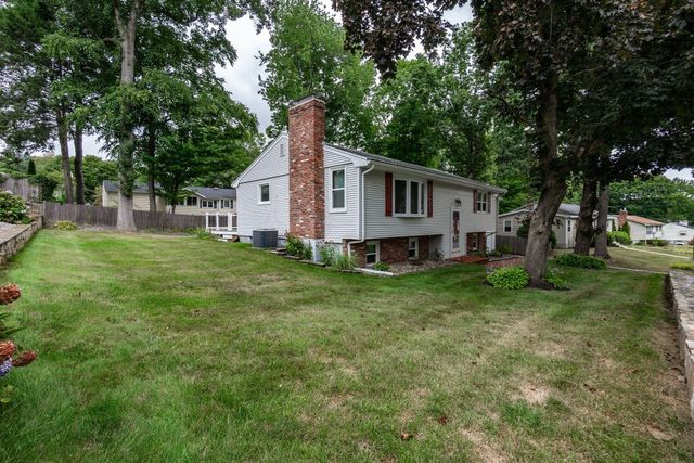 7 Stoney Brook Ln, Milford, MA 01757