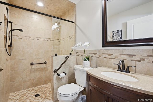 49750 Nautical Drive, Chesterfield Township, MI 48047