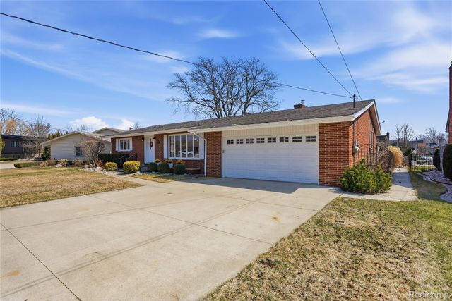 49750 Nautical Drive, Chesterfield Township, MI 48047