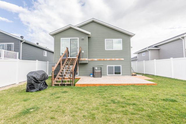 6762 69th Avenue S, Horace, ND 58047