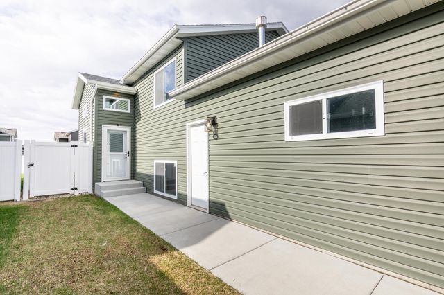 6762 69th Avenue S, Horace, ND 58047