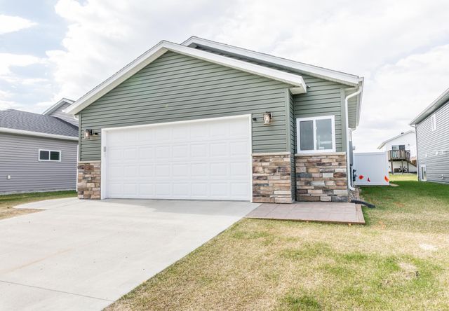 6762 69th Avenue S, Horace, ND 58047