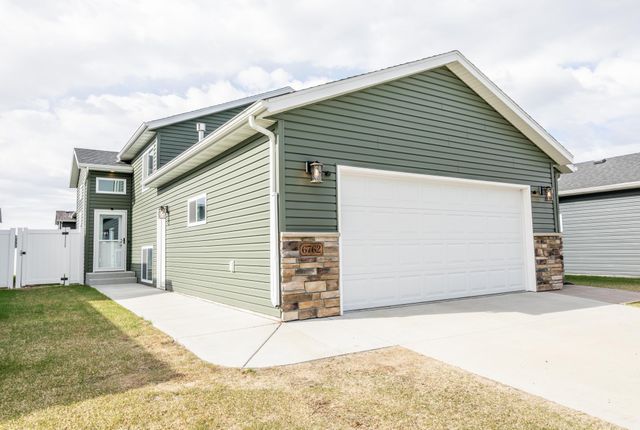 6762 69th Avenue S, Horace, ND 58047