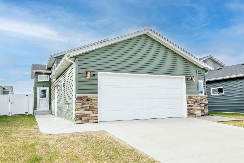 6762 69th Avenue S, Horace, ND 58047