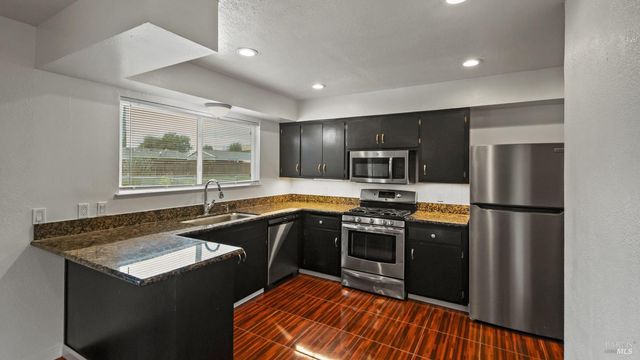 128 Lassen Cir, Vacaville, CA 95687