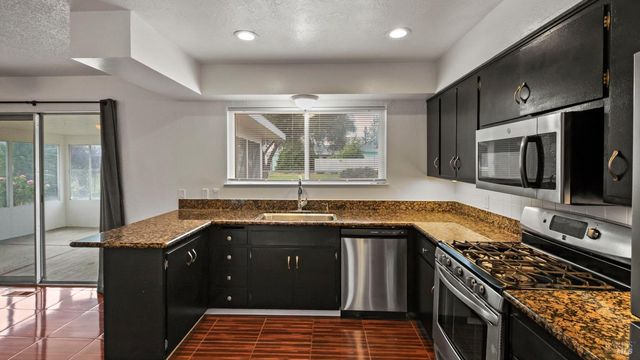 128 Lassen Cir, Vacaville, CA 95687