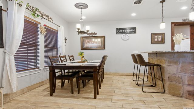 744 Crestview, Floresville, TX 78114