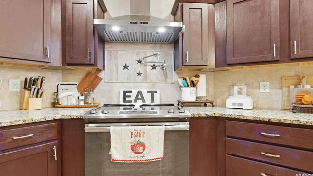 744 Crestview, Floresville, TX 78114