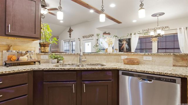 744 Crestview, Floresville, TX 78114