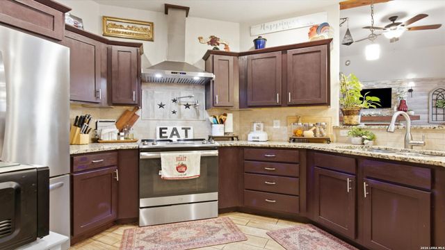 744 Crestview, Floresville, TX 78114