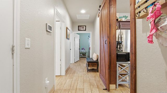 744 Crestview, Floresville, TX 78114