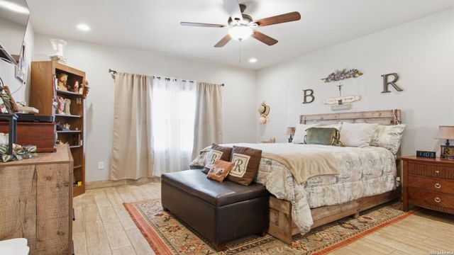 744 Crestview, Floresville, TX 78114