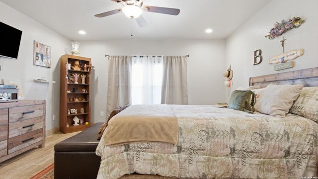 744 Crestview, Floresville, TX 78114