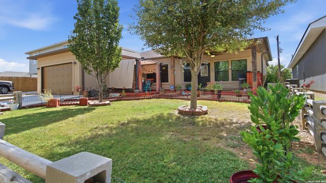 744 Crestview, Floresville, TX 78114