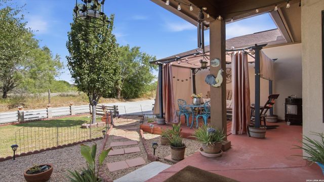 744 Crestview, Floresville, TX 78114