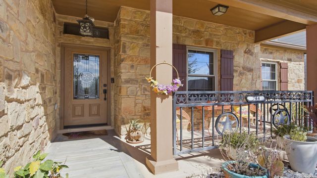 744 Crestview, Floresville, TX 78114