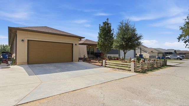 744 Crestview, Floresville, TX 78114