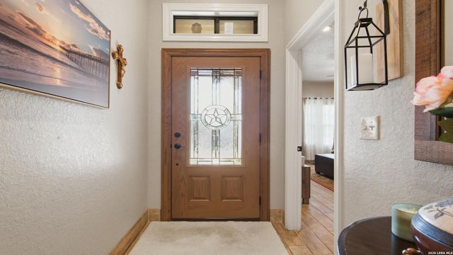 744 Crestview, Floresville, TX 78114