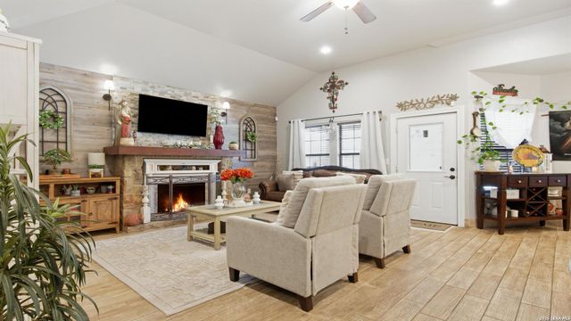 744 Crestview, Floresville, TX 78114