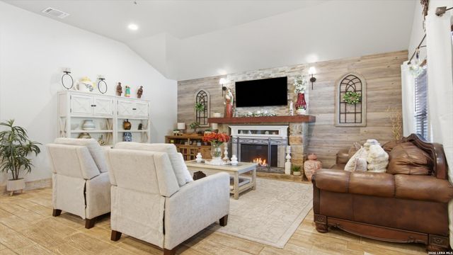 744 Crestview, Floresville, TX 78114