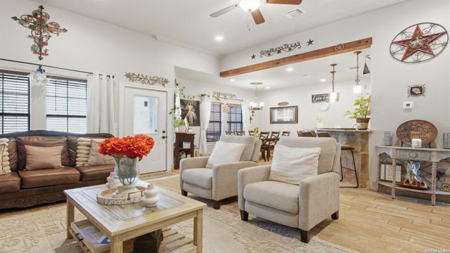 744 Crestview, Floresville, TX 78114