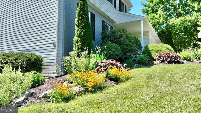 1017 CRYSTAL CREEK DR, Mechanicsburg, PA 17050