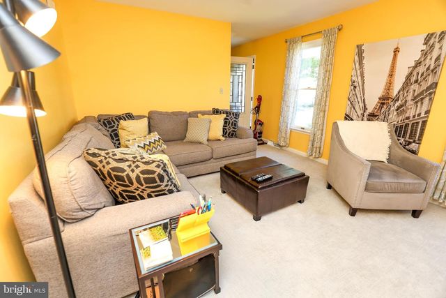 1017 CRYSTAL CREEK DR, Mechanicsburg, PA 17050