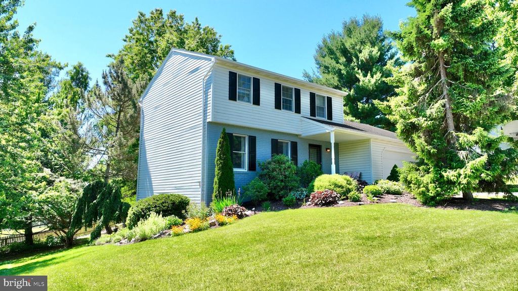 1017 CRYSTAL CREEK DR, Mechanicsburg, PA 17050