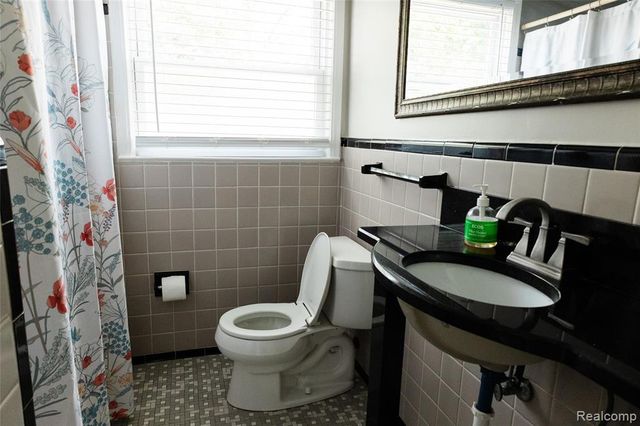 32501 Robeson Street, Saint Clair Shores, MI 48082