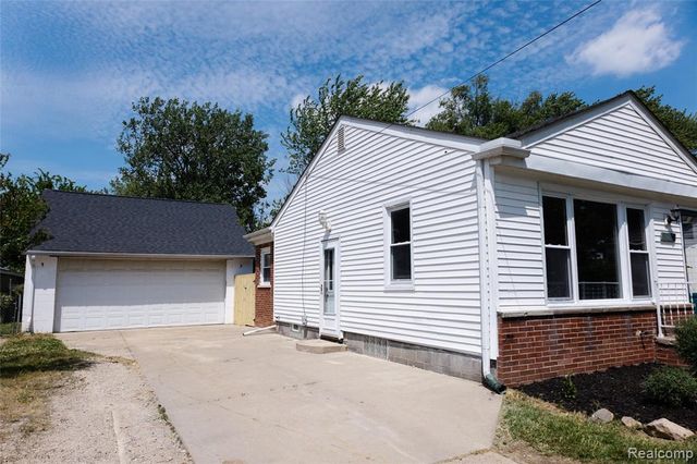 32501 Robeson Street, Saint Clair Shores, MI 48082