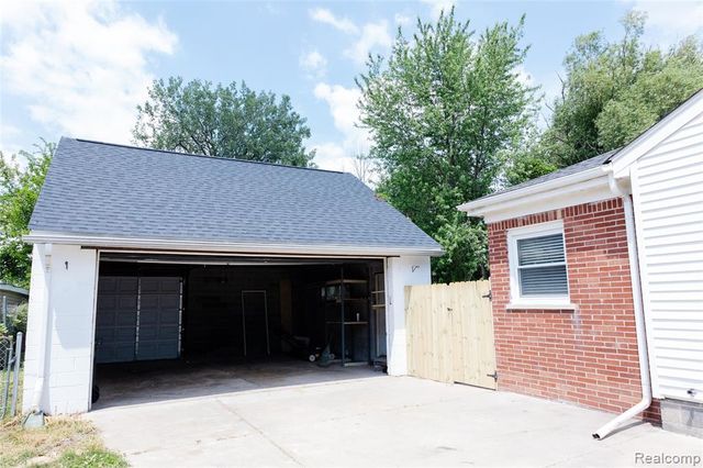32501 Robeson Street, Saint Clair Shores, MI 48082