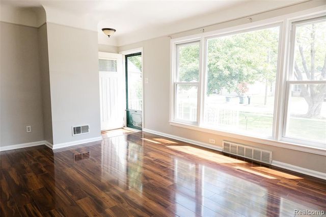 32501 Robeson Street, Saint Clair Shores, MI 48082
