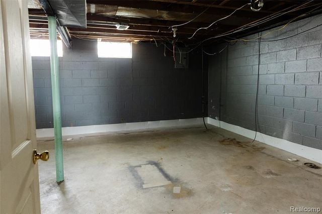 32501 Robeson Street, Saint Clair Shores, MI 48082