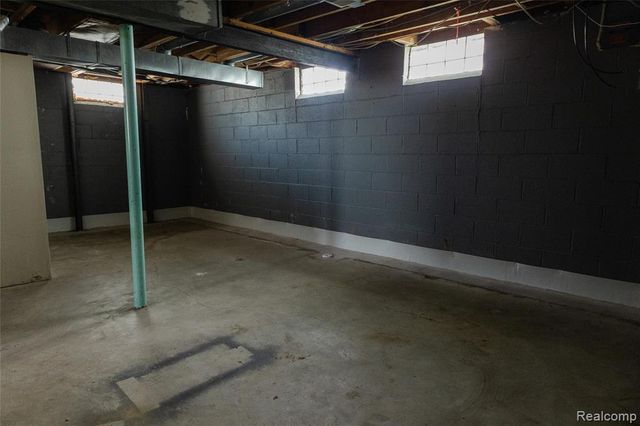 32501 Robeson Street, Saint Clair Shores, MI 48082